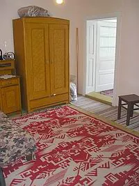 Az egyes szamu apartament konyhaja es nappalia