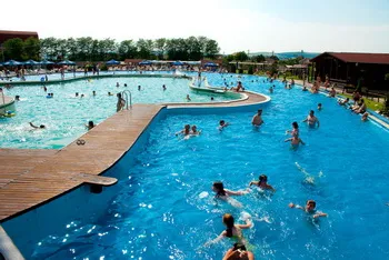 Strand Apollo Sangeorgiu de Mures: apa dulce, apa sarata, plaja, sezlong, piscina pentru copii, loc de joaca